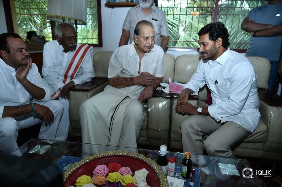 Celebrities-Pay-Homage-to-Vijaya-Nirmala-Garu